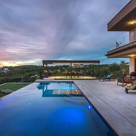 Awesome In With House Sea View